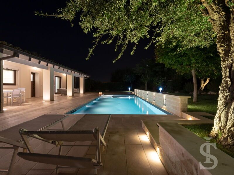 villa-angelina-blick-zum-pool-und-haus-am-abend.jpg
