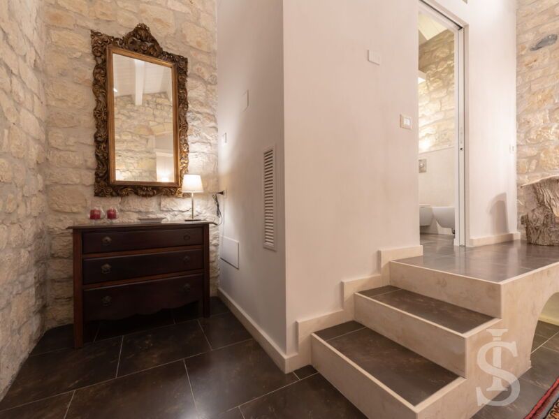 villa-angelina-schlafzimmer-einzelbetten-mit-stufen-zum-ensuite-bad.jpg
