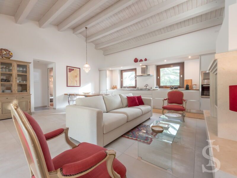 villa-angelina-wohnzimmer-mit-kamin-seitlich.jpg