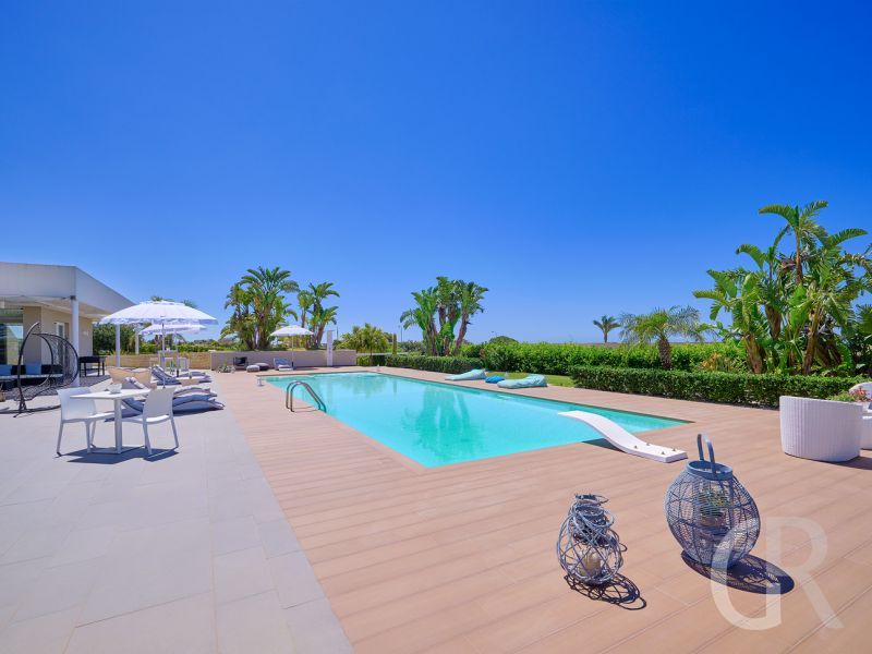 villa-anthea-blick-auf-das-schwimmbad.jpg