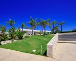villa-anthea-garten-mit-rasen-und-palmen.jpg