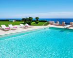 villa-blue-moon-pool-mit-sonnenliegen.jpg