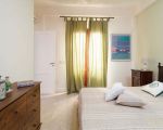 villa-cala-mancina-schlafzimmer-mit-kommode.jpg