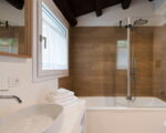 villa-casita-bad-mit-wanne-und-dusche.jpg