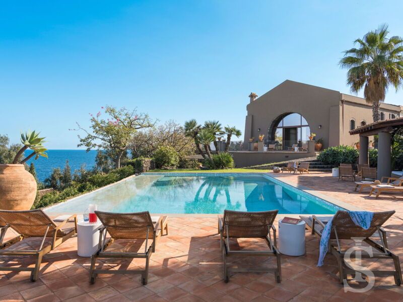 villa-continella-pool-mit-liegeflaeche-blick-zum-meer.jpg
