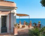 villa-continella-seitliche-ansicht-haus-und-terrasse-zum-meer.jpg