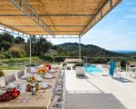 villa-contrada-esstisch-am-pool.jpg