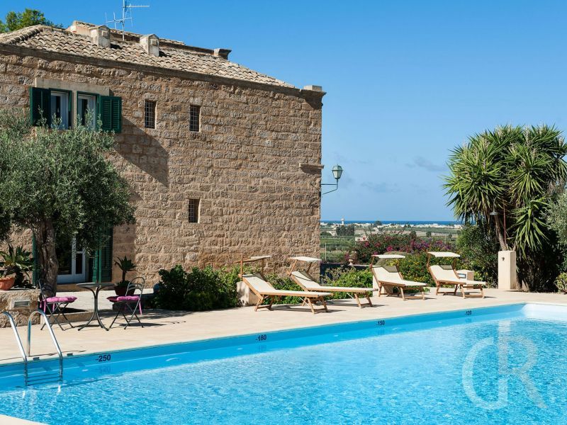 villa-corte-del-sol-pool-mit-sonnenliegen.jpg