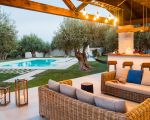 villa-corte-moscata-gemuetlicher-sitzplatz-am-pool.jpg