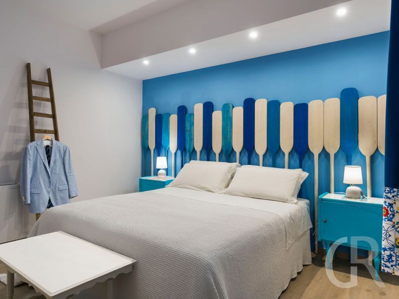 villa-dafne-schlafzimmer-mit-doppelbett-in-weiss-blau.jpg