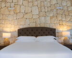 villa-del-mito-rustiklaler-schlafbereich-mit-doppelbett.jpg