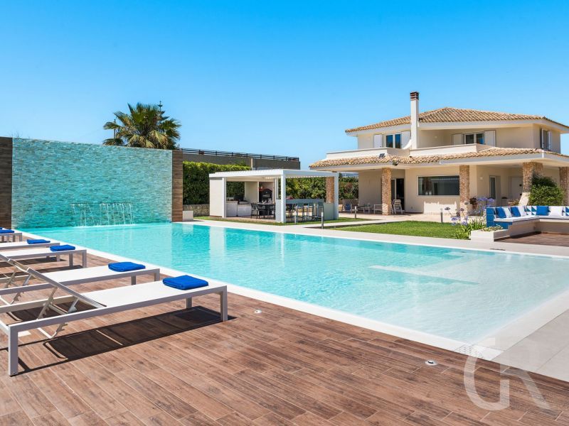 villa-diletta-sonnenliegen-am-pool-vor-der-villa.jpg