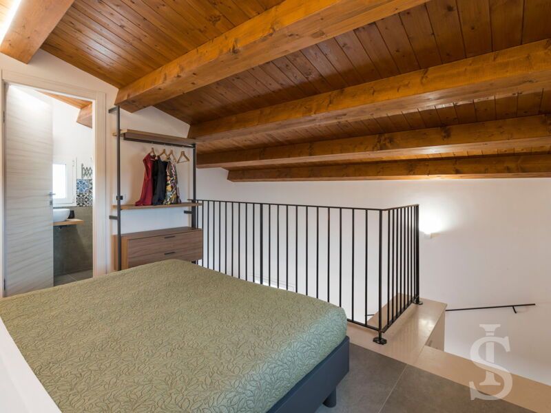 villa-dimora-bufalefi-schlafzimmer-galerie-mit-treppe.jpg