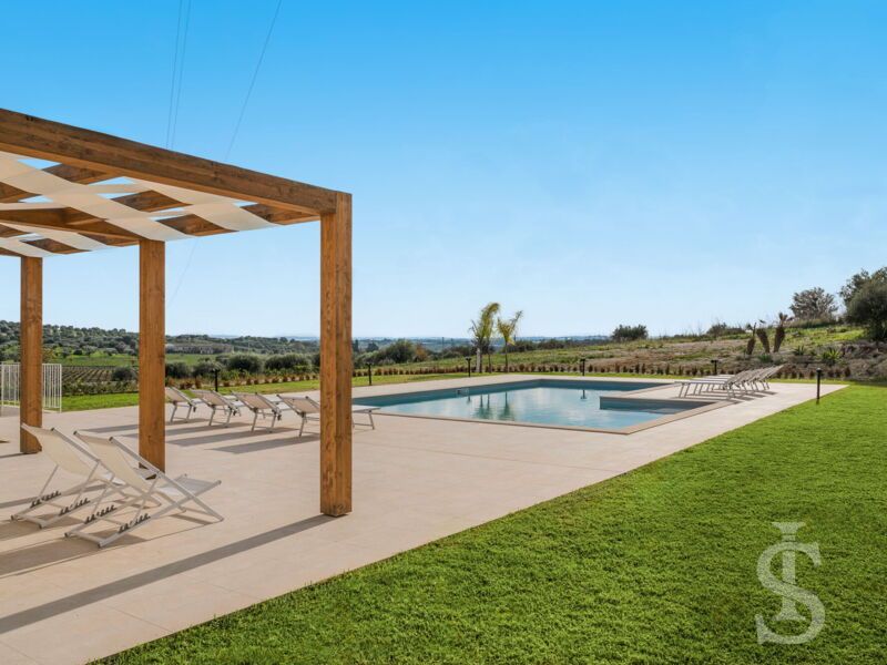 villa-dimora-bufalefi-terrasse-und-rasenflaeche-am-pool.jpg