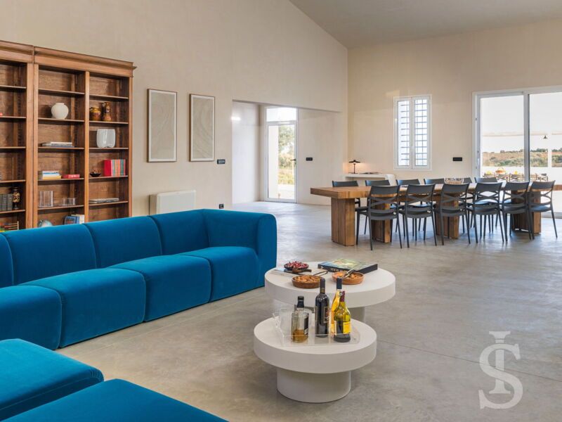 villa-dimora-bufalefi-wohnbereich-innen-mit-esstisch-und-couchmoebeln.jpg