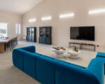 villa-dimora-bufalefi-wohnbereich-seitlich-mit-esszimmer-und-sofa.jpg
