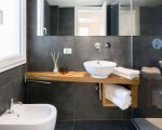 villa-dolce-vita-badezimmer-mit-waschbecken.jpg