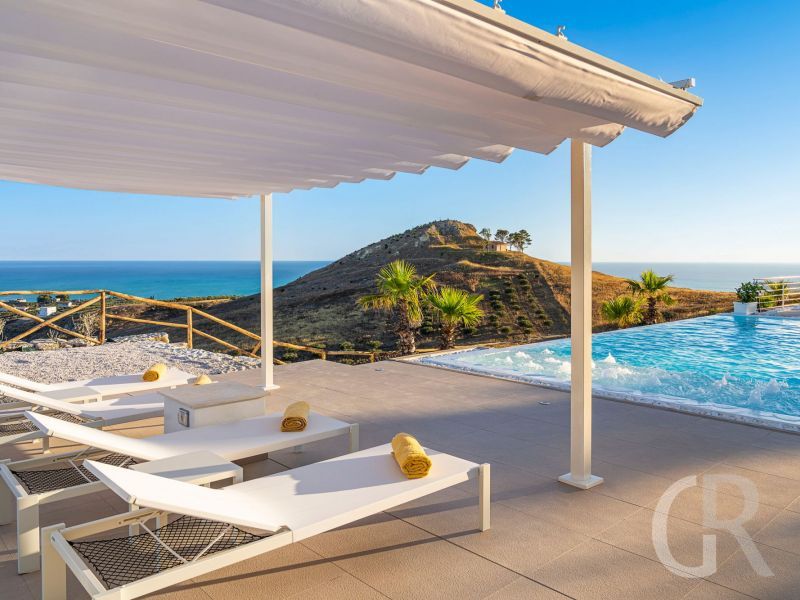 villa-domizia-pool-mit-terrasse.jpg