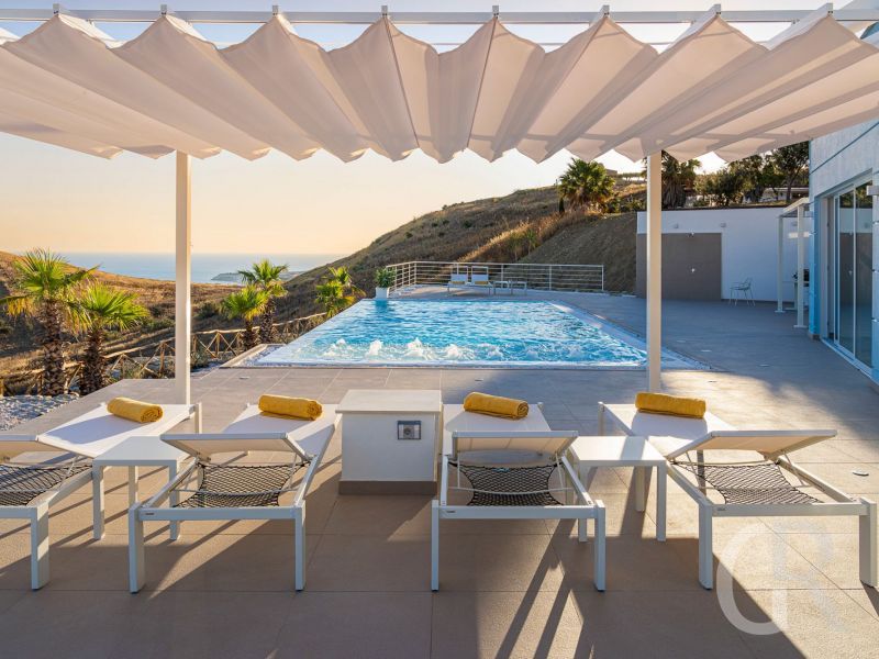 villa-domizia-sonnenliegen.jpg