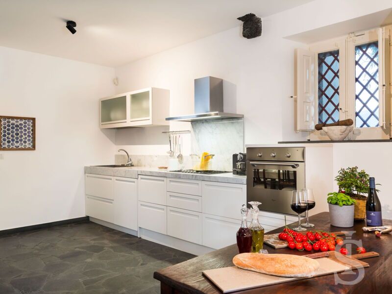 villa-etna-retreat-kueche-mit-esstisch.jpg