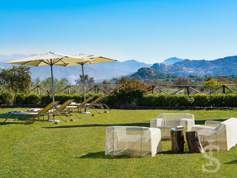 villa-etna-retreat-wiese-mit-sonnenschirmen.jpg