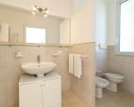 villa-federica-modernes-helles-badezimmer.jpg