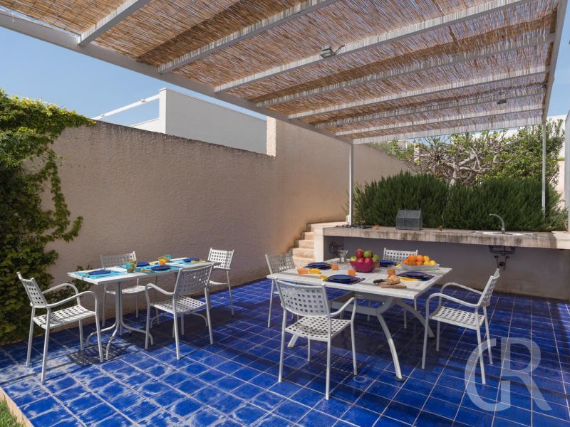 villa-federica-ueberdachte-terrasse-mit-essplatz.jpg