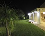 villa-flora-beleuchtetes-wohnzimmer.jpg