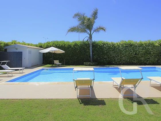 villa-flora-liegen-am-pool.jpg