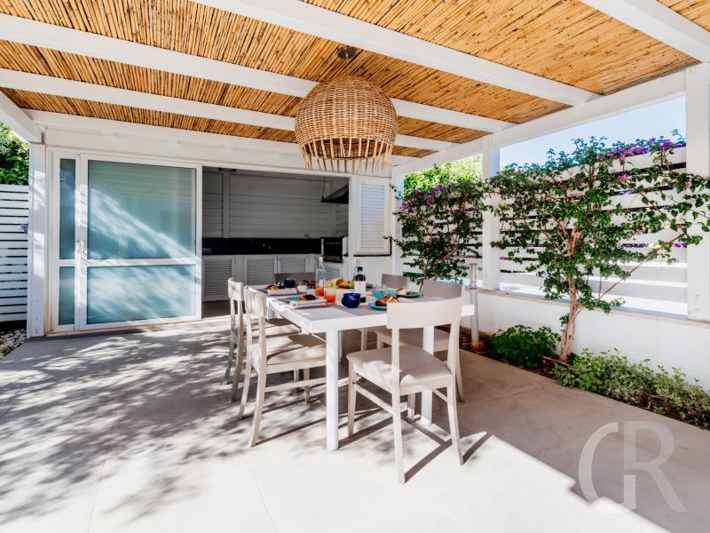 villa-flora-pergola-mit-esstisch.jpg