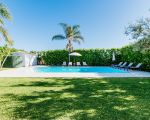 villa-flora-rasen-und-pool.jpg
