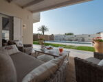 villa-galene-wohnbereich-aussen-mit-blick-auf-pool.jpg
