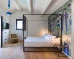 villa-gianos-grosses-weisses-bett.jpg