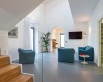 villa-gianos-wohnraum-mit-treppe.jpg