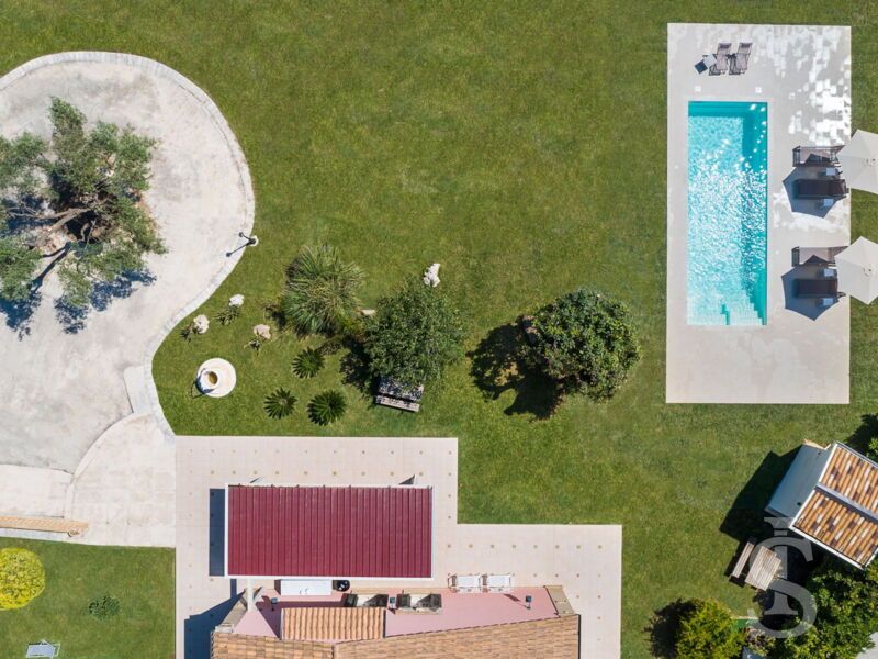 villa-gira-sole-blick-von-oben-auf-den-pool.jpg
