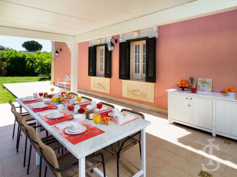 villa-gira-sole-gedeckter-esstisch.jpg