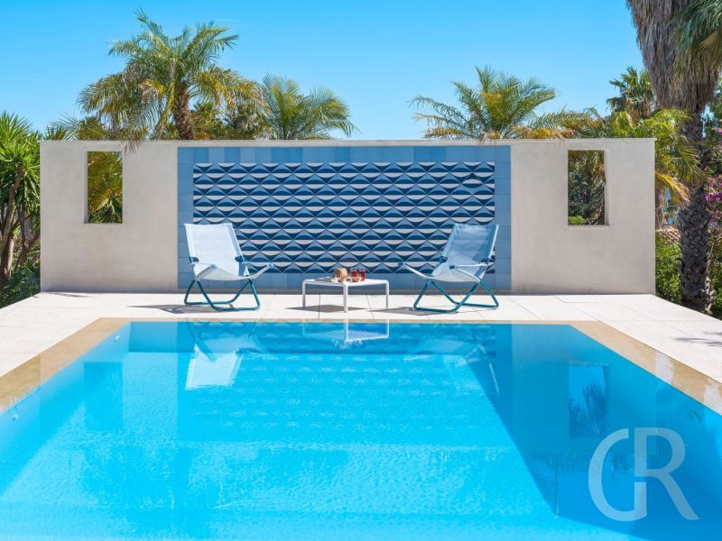 villa-la-belle-pool-mit-sonnenliegen.jpg