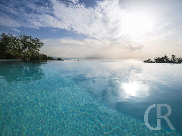villa-laura-mit-infinitypool.jpg