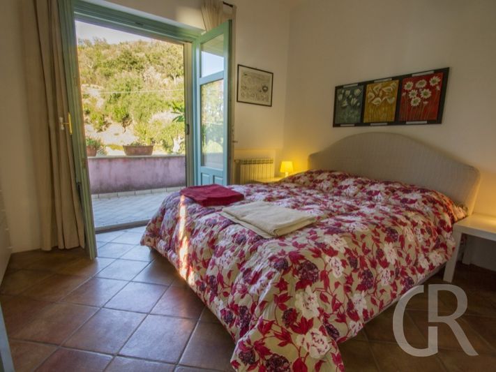 villa-laura-schlafzimmer-mit-groem-bett-und-balkon.jpg