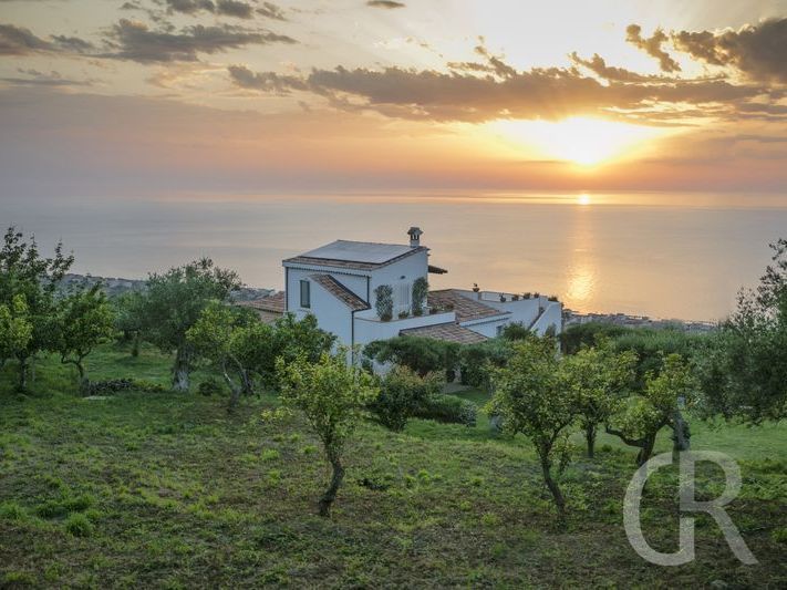 villa-laura-vom-huegel-aus-gesehen-mit-meerblick.jpg