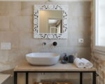 villa-maddalena-bad-mit-spiegel-und-waschbecken.jpg