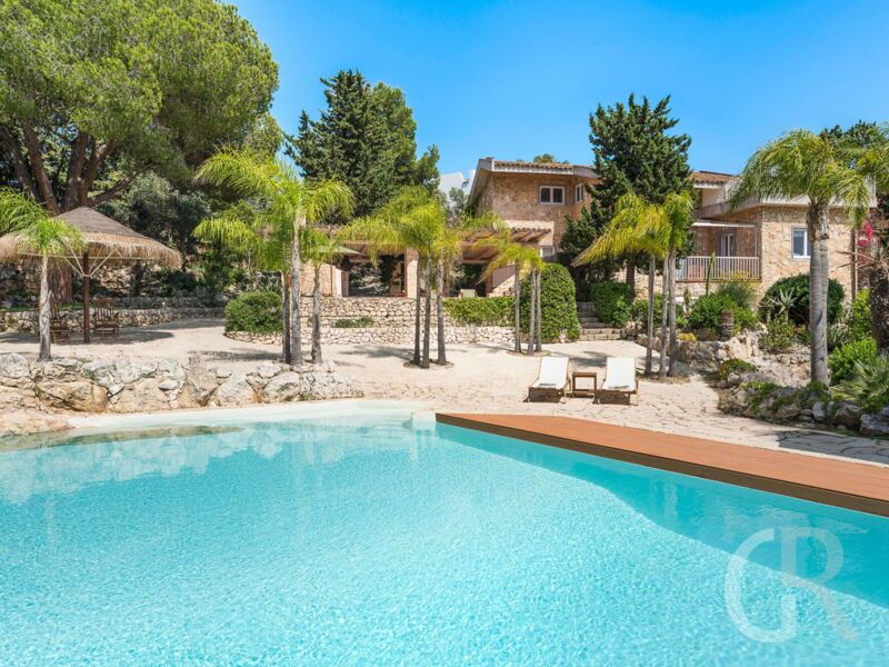 villa-maddalena-schwimmbadf-mit-blick-auf-die-villa.jpg