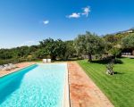 villa-mila-schwimmbad-und-rasen.jpg