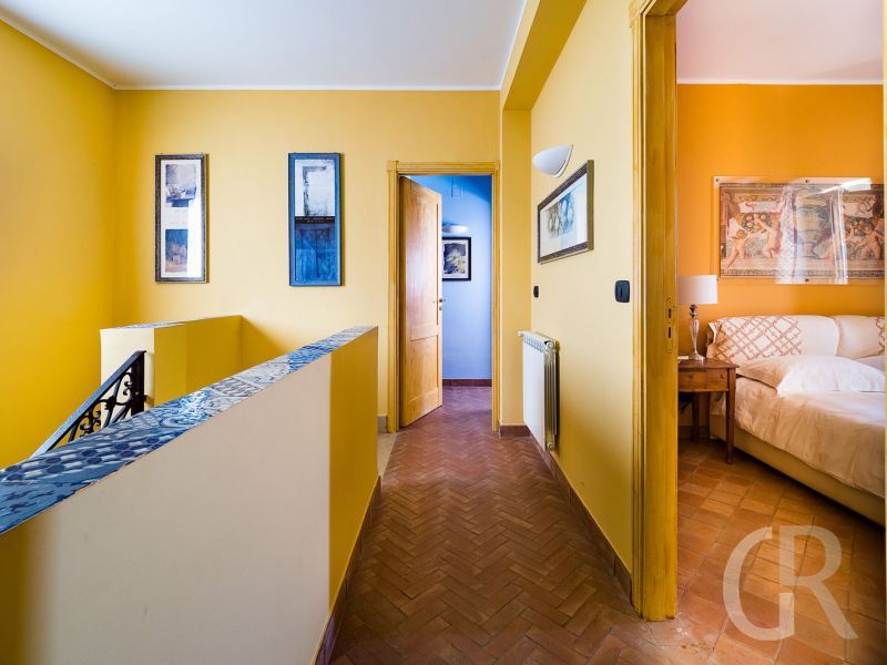 villa-mila-treppe-im-flur.jpg