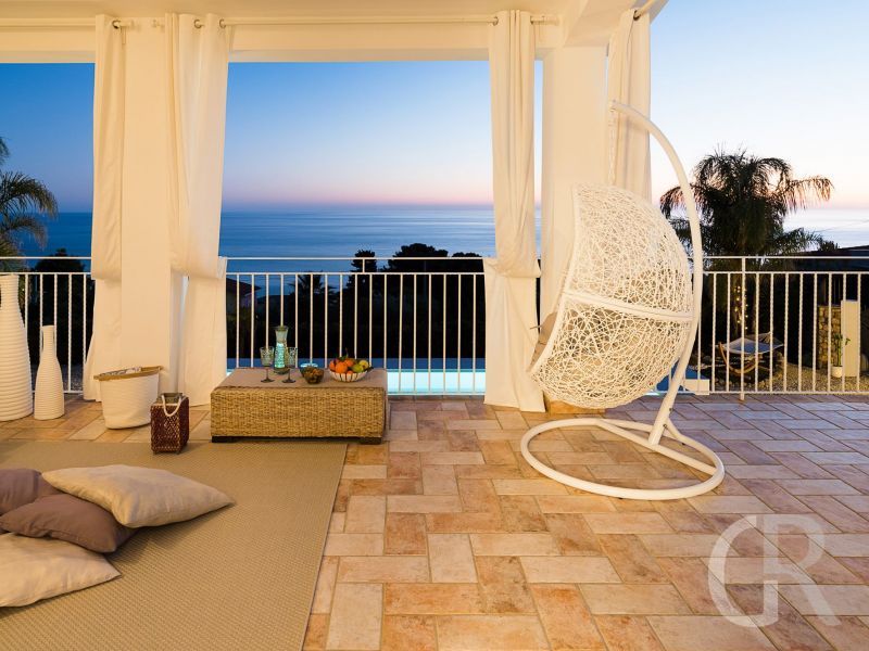 villa-pales-terrasse-am-abend.jpg