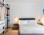 villa-paradisus-kommode-und-doppelbett.jpg