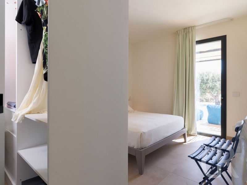 villa-passo-salina-blick-ins-schlafzimmer.jpg