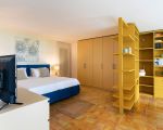 villa-pigna-blue-schlafzimmer-mit-regal.jpg