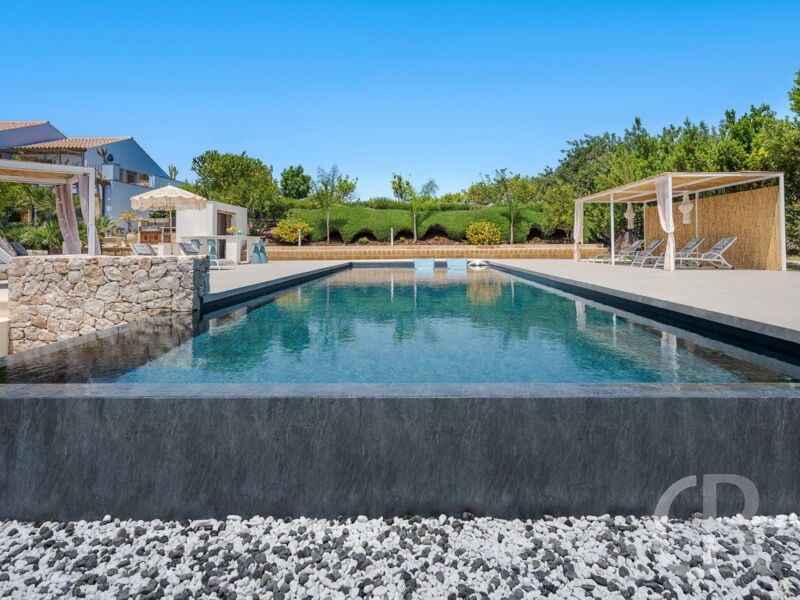 villa-pigna-blue-sonnenliegen-am-pool.jpg