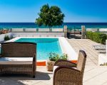 villa-profumo-sitzgruppe-am-pool.jpg